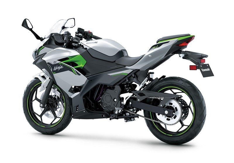 TENUE DE ROUTE DE MOTO