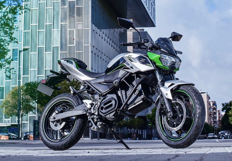 TENUE DE ROUTE DE MOTO
