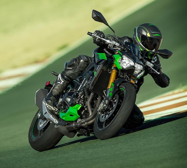 Image of 2023 Z900 SE in action