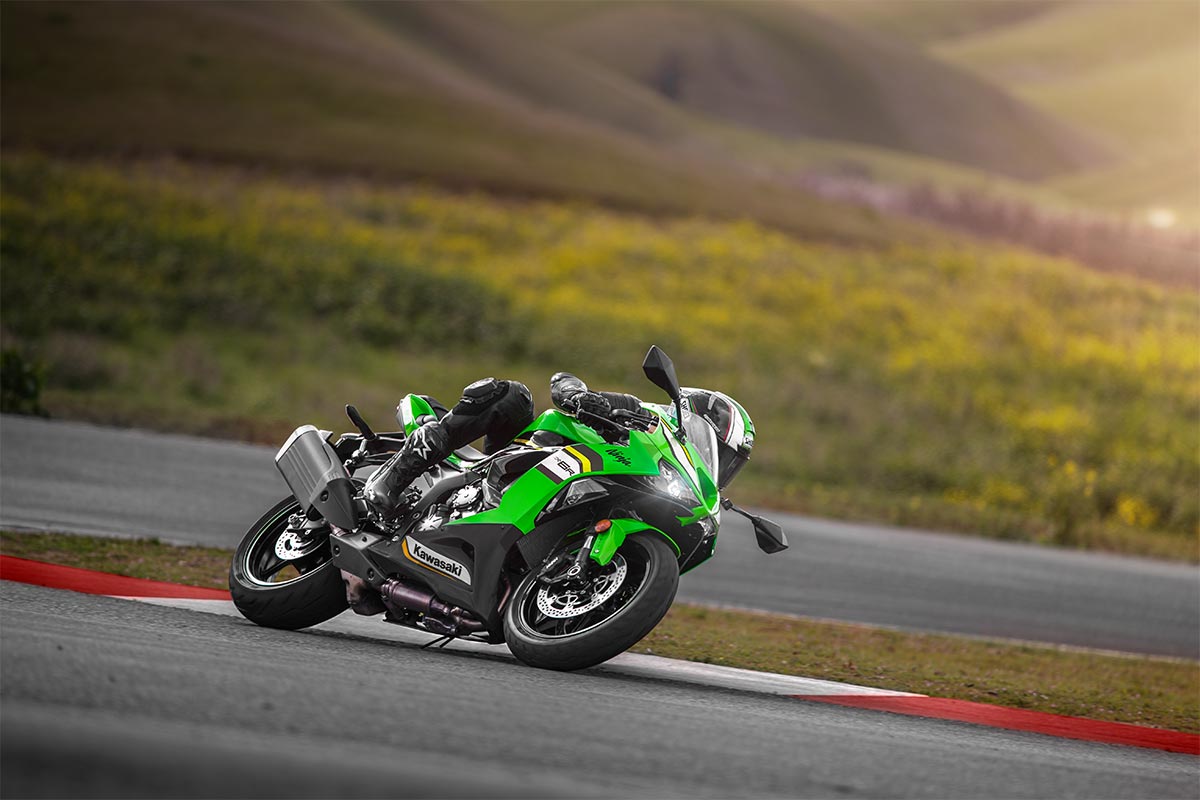 さく 2025 Kawasaki Ninja ZX-6R ABS Guide • Total Motorcycle