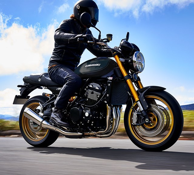 Image of 2025 Z900RS R EDITION in action