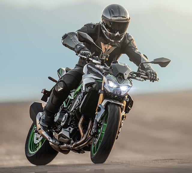 Image of 2026 Z900 R EDITION in action