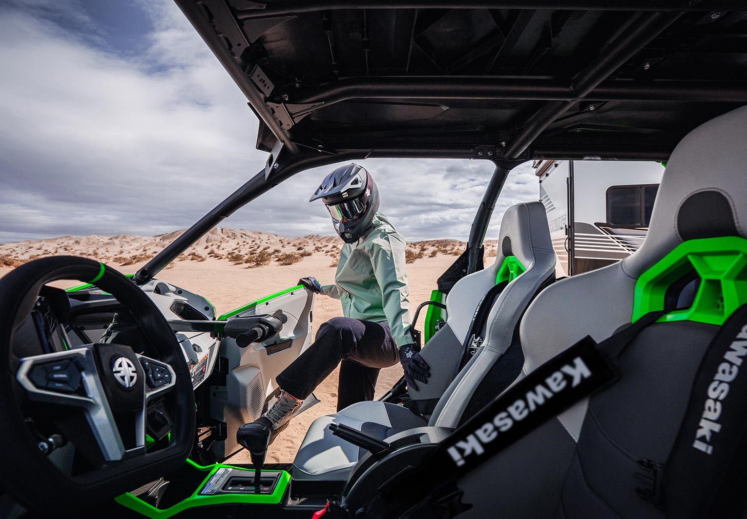 How is the Cab Designed in the Teryx H2 Models?