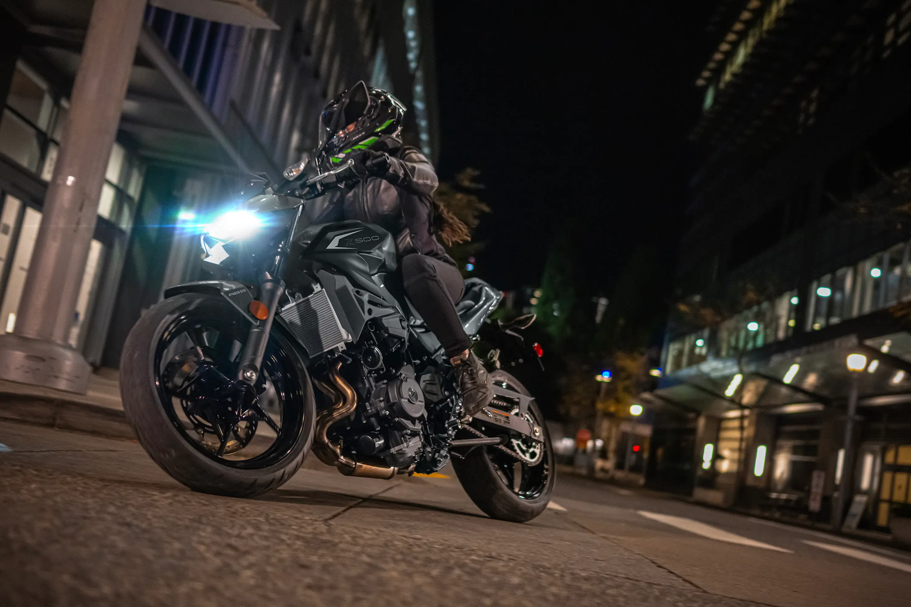 Front angle of a person riding a motorcycle on the street.