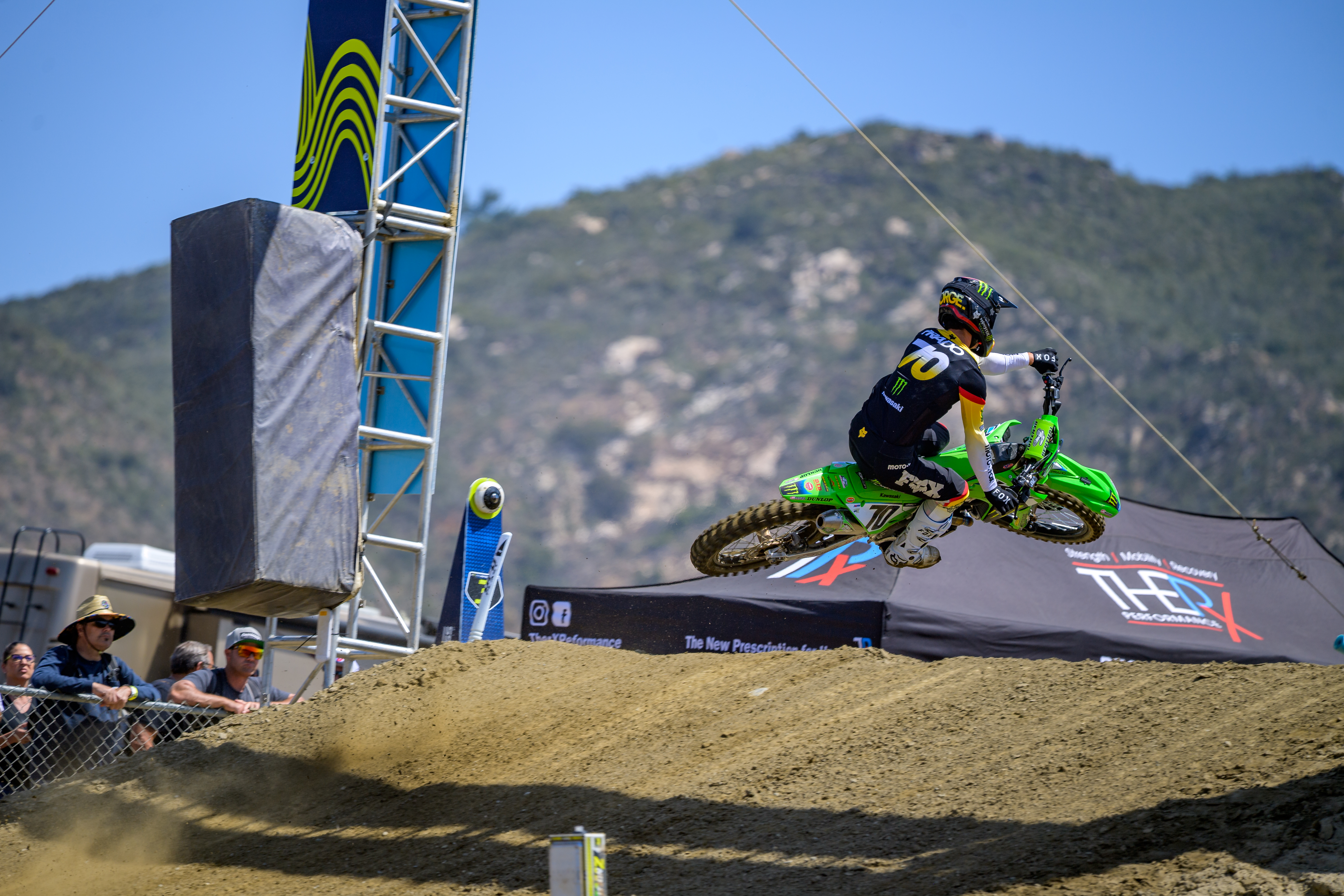 マウンテン MONSTER ENERGY® KAWASAKI RIDERS BRAVE TOUGH CONDITIONS AT