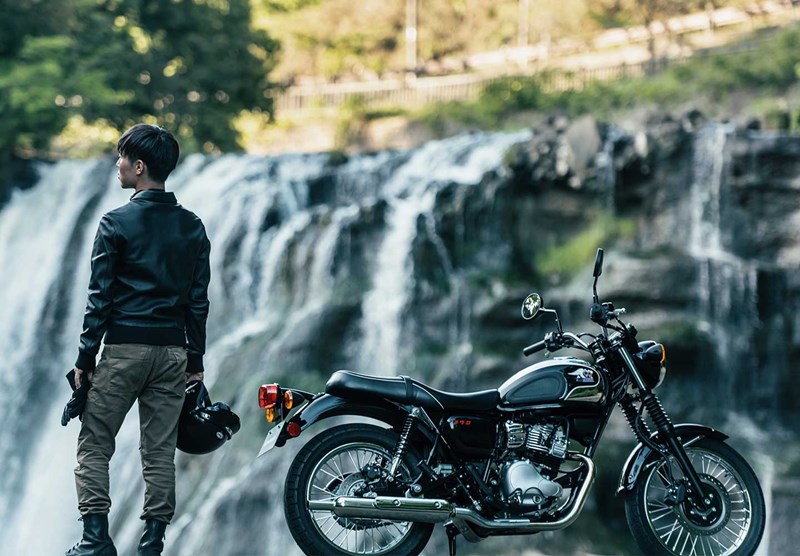 LOOKS INSPIRED BY PAST MEGURO MODELS 