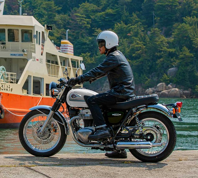 Image of 2026 W800 in action