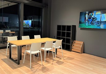 Mobile shop image 3