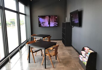Mobile shop image 3