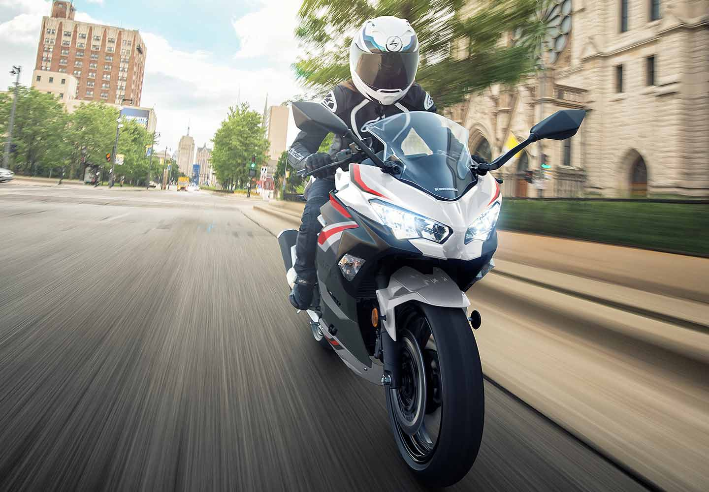 Kawasaki Ninja 400 | スポーツモーターサイクル| スムーズさと軽快さ