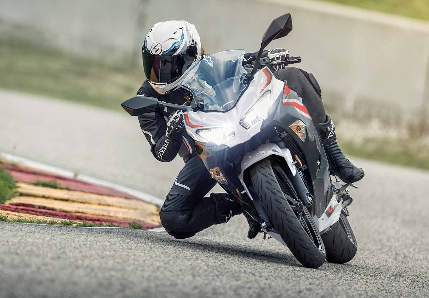Kawasaki Ninja 400 | スポーツモーターサイクル| スムーズさと軽快さ