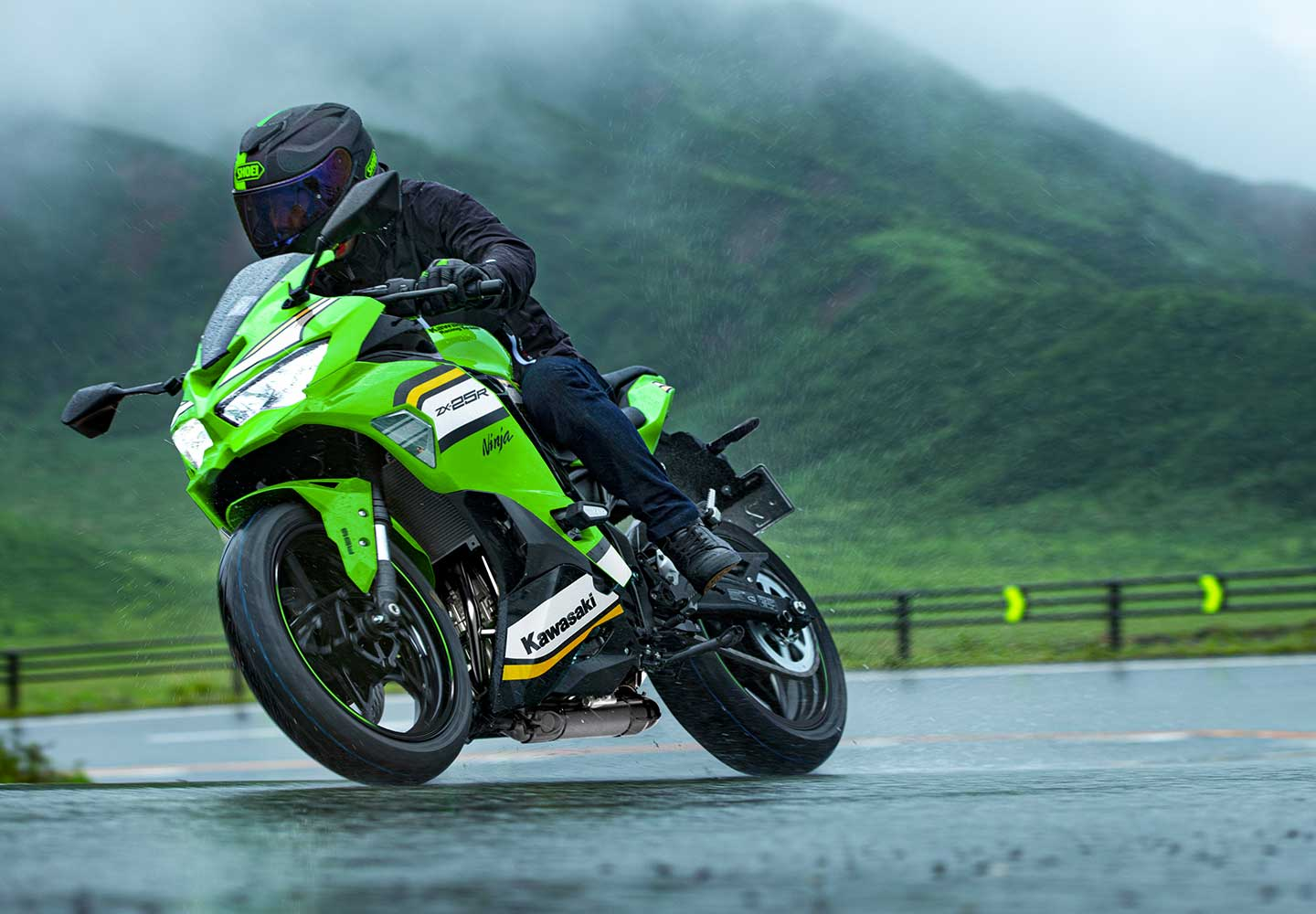 Kawasaki Ninja ZX-25R |スーパースポーツモデル|並列4気筒エンジンを