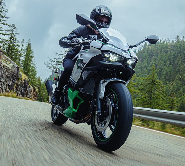 Image of 2024 Ninja 7 Hybrid in action