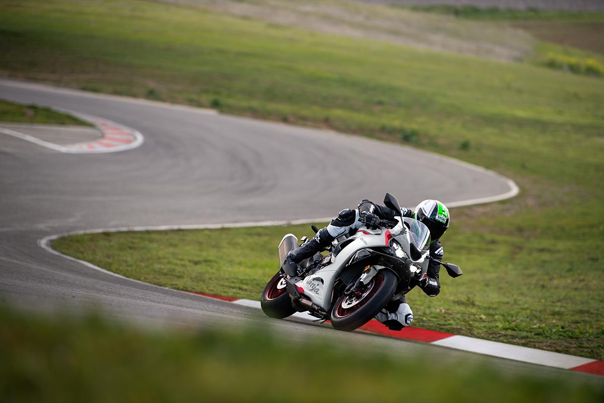 2025 Ninja ZX-6R モーターサイクル |株式会社カワサキ