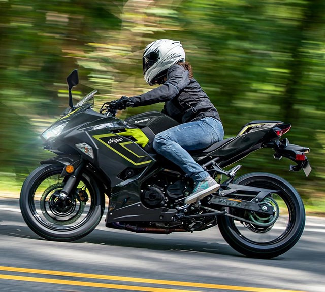 Image of 2027 Ninja 400 in action